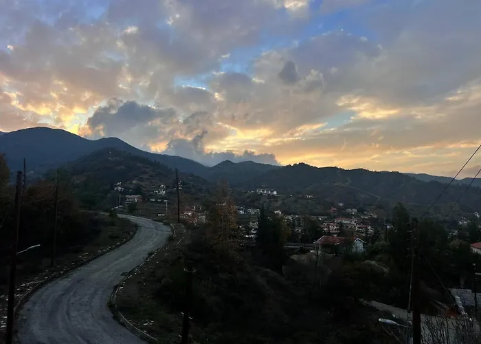 別荘 Mountain Retreat In Kakopetria, Cyprus - Perfect For Families